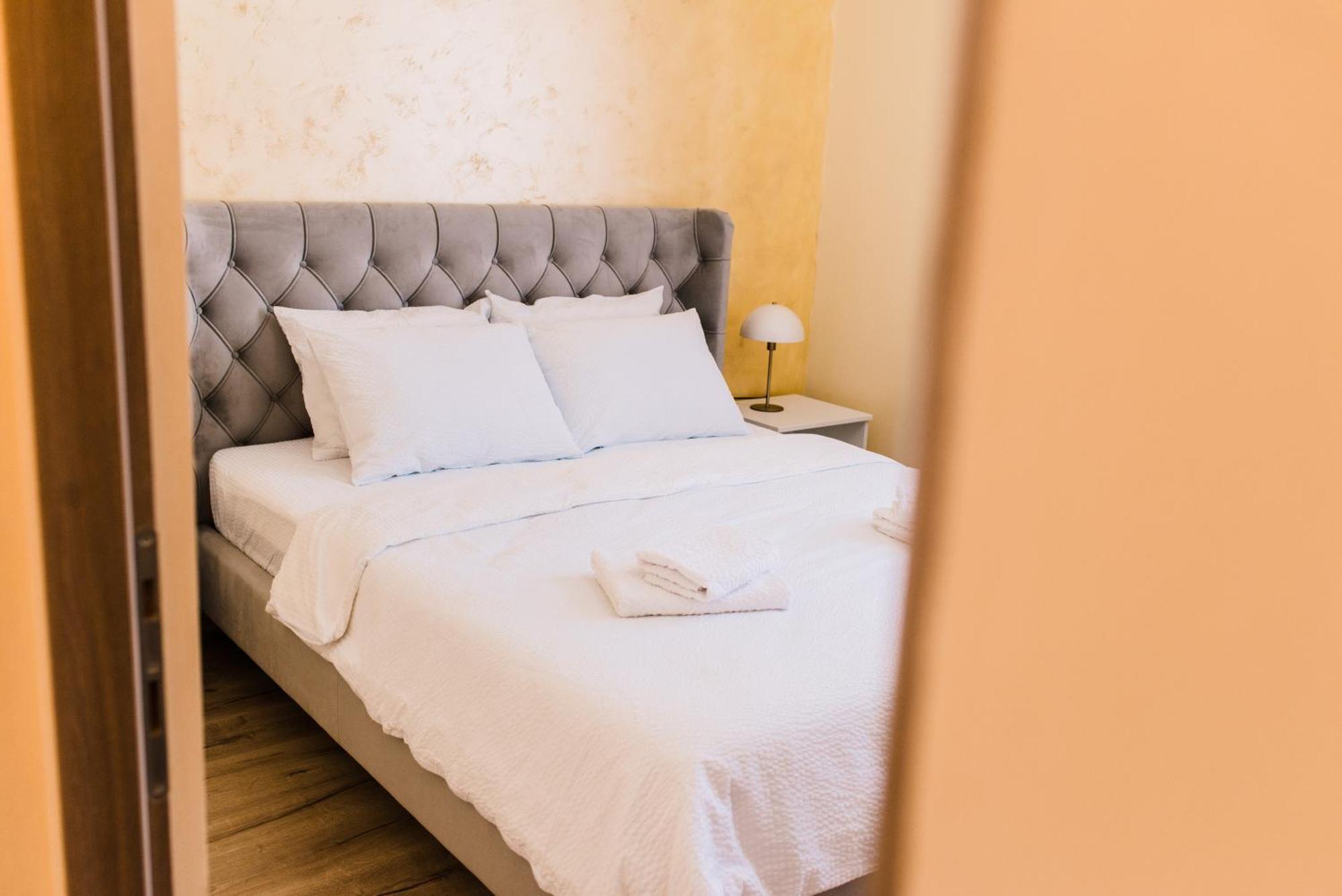 Central White Apartment 萨图马雷 外观 照片